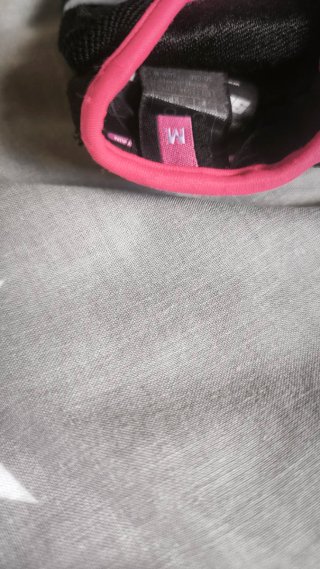Guantes de moto negro y rosa