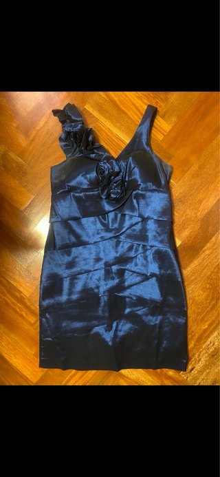 Vestido de fiesta azul con flores
