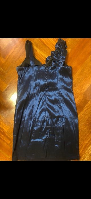 Vestido de fiesta azul con flores