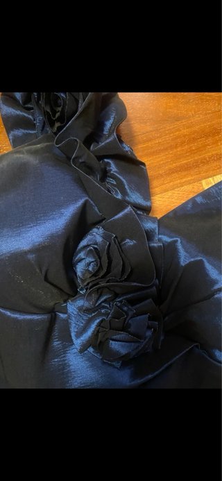 Vestido de fiesta azul con flores