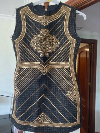 Vestido JOT negro con tachuelas doradas