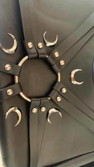 Bolso negro con lunas y aro