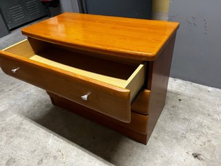 Cómoda de madera con 3 cajones