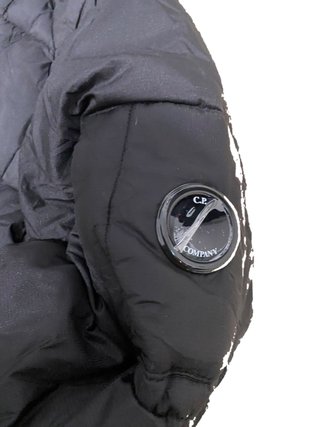 C.P. Company Plumífero Negro con Capucha