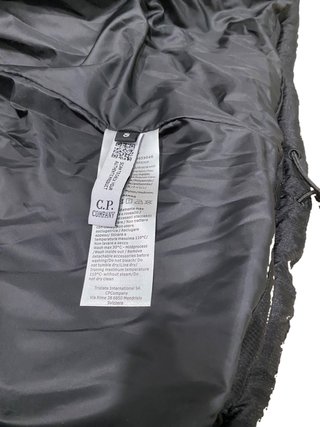 C.P. Company Plumífero Negro con Capucha
