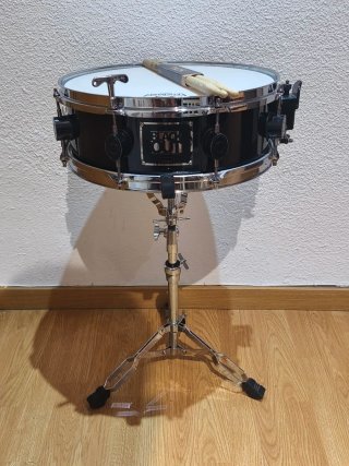 Atriles,platos ,caja PDP ,pedal de bombo y sillín.