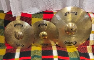 Atriles,platos ,caja PDP ,pedal de bombo y sillín.