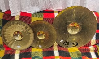 Atriles,platos ,caja PDP ,pedal de bombo y sillín.