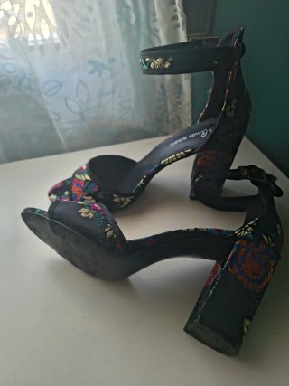 Sandalias tacón estampado floral