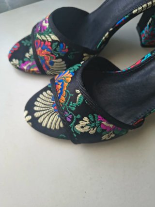 Sandalias tacón estampado floral