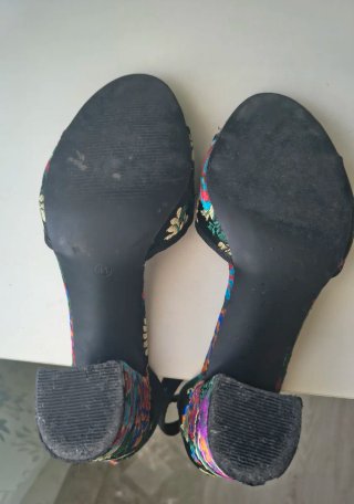 Sandalias tacón estampado floral