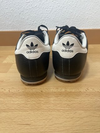Zapatillas Adidas Negras y Blancas