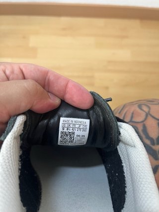 Zapatillas Adidas Negras y Blancas