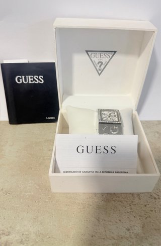 Reloj Guess Plateado y Blanco