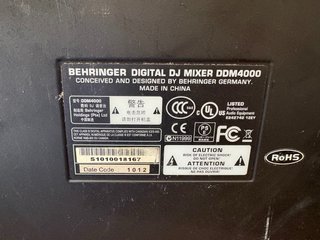 Mesa de mezclas DJ Behringer DDM4000