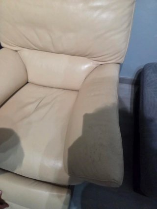 Sofá de piel beige