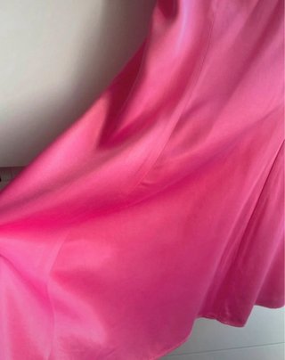 Vestido rosa Zara con tirantes de cadena