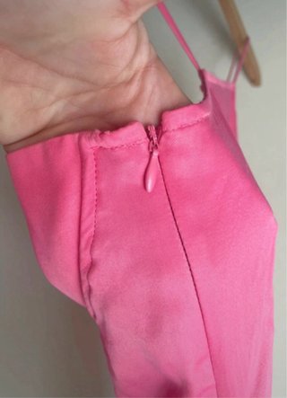 Vestido rosa Zara con tirantes de cadena