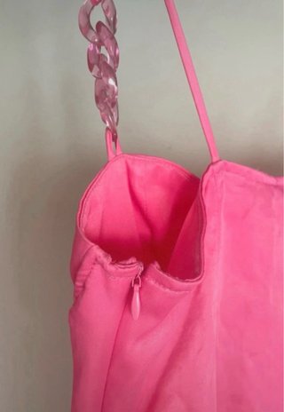Vestido rosa Zara con tirantes de cadena