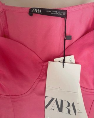 Vestido rosa Zara con tirantes de cadena
