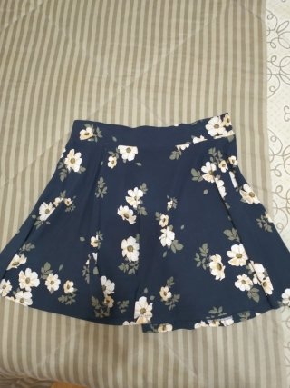 Falda floral azul de Clockhouse, talla M
