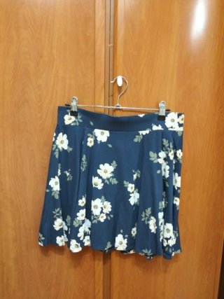 Falda floral azul de Clockhouse, talla M
