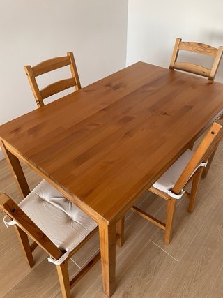 Mesa de comedor y 4 sillas de madera