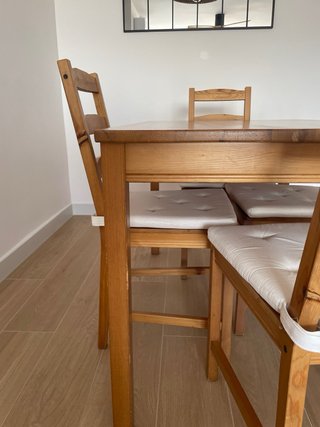 Mesa de comedor y 4 sillas de madera