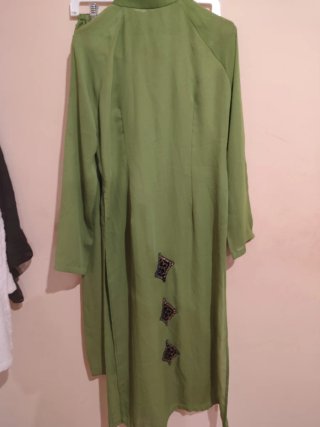 Traje vietnamita mujer verde bordado