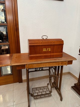 Máquina de coser Alfa antigua