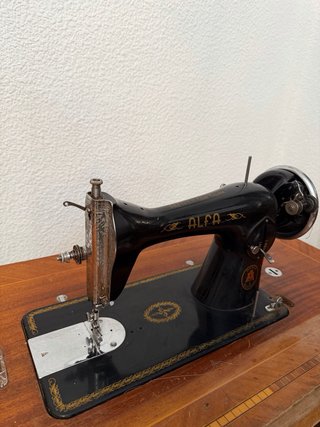 Máquina de coser Alfa antigua