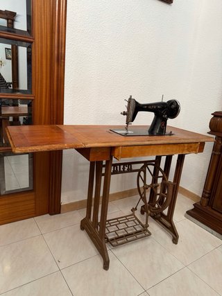 Máquina de coser Alfa antigua