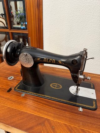 Máquina de coser Alfa antigua