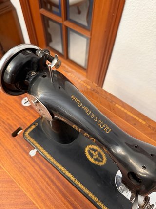 Máquina de coser Alfa antigua