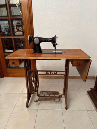 Máquina de coser Alfa antigua