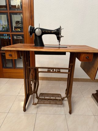 Máquina de coser Alfa antigua