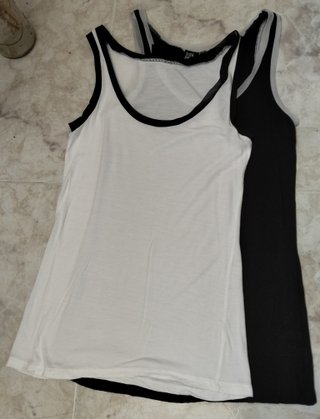 Camiseta sin mangas negra y/o blanca