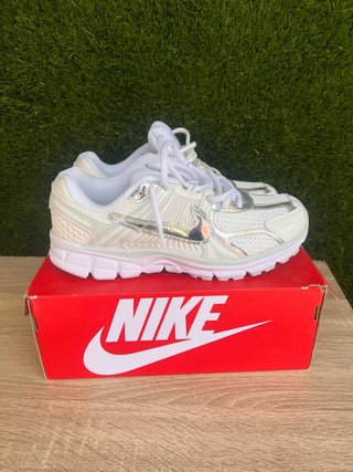 Nike Vomero 5 Blancas y Plateadas