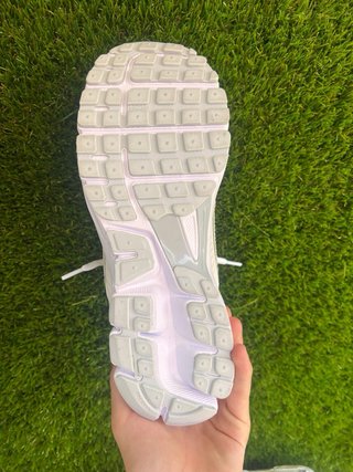 Nike Vomero 5 Blancas y Plateadas