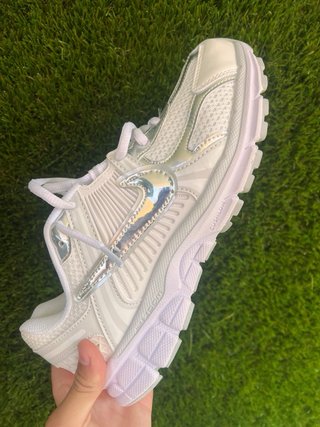 Nike Vomero 5 Blancas y Plateadas