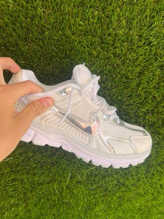 Nike Vomero 5 Blancas y Plateadas