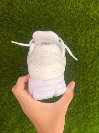 Nike Vomero 5 Blancas y Plateadas