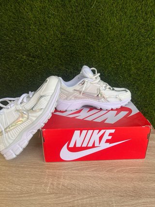 Nike Vomero 5 Blancas y Plateadas