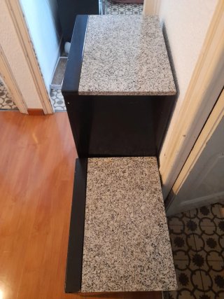 2 muebles auxiliares, madera y piedra natural.