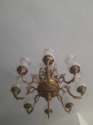 Lámpara de araña dorada y cristal