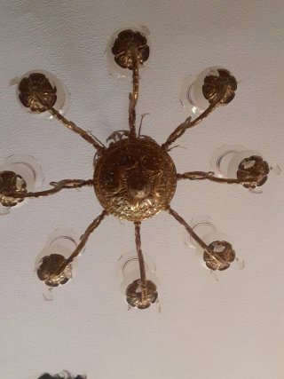 Lámpara de araña dorada y cristal