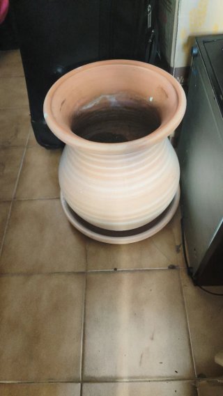 Macetero de barro con plato
