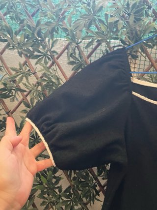 Vestido negro con ribete blanco