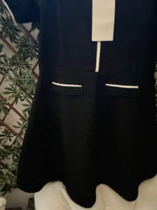 Vestido negro con ribete blanco
