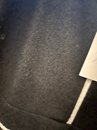 Vestido negro con ribete blanco